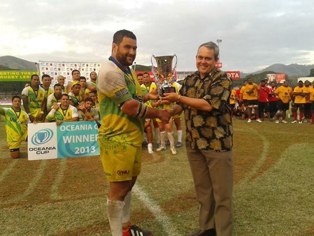 САМО ЈОШ ЈЕДНА ПРЕПРЕКА ДО МОДИЈАЛА У ЕНГЛЕСКОЈ: министар спорта Папуе Нове Гвинеје предаје трофеј капитену Кукових Острва