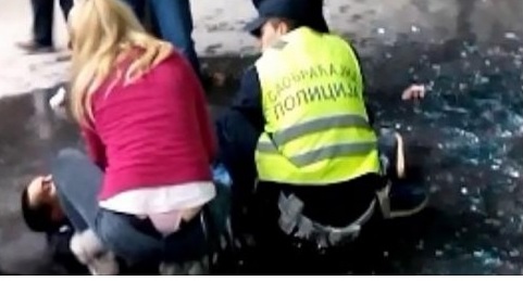 ПОВРЕЂЕН ХЕРОЈ: Слободану Арсићу се указује помоћ после потере и обрачуна са пљачкашем. ФОТО: принтскрин Јутјуб
