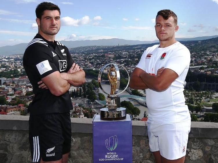 СА ПЕХАРОМ: Лук Јакобсон капитен Новог Зеланда и капитен Енглеске Зек Меркер (десно). ФОТО: World Rugby 