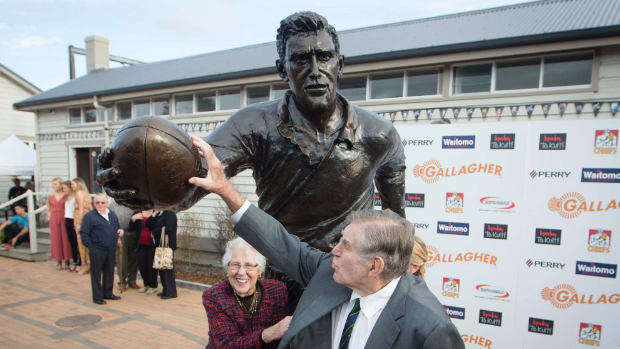 ОДУШЕВЉЕН: Колин Мидс са супругом Верном и сопственом статуом. ФОТО: Fairfax NZ