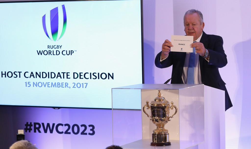 ТРЕНУТАК ОДЛУКЕ: Председник Светског рагбија Бил Беумонт проглашава домаћина Мондијала 2023. ФОТО: World Rugby via Getty Images