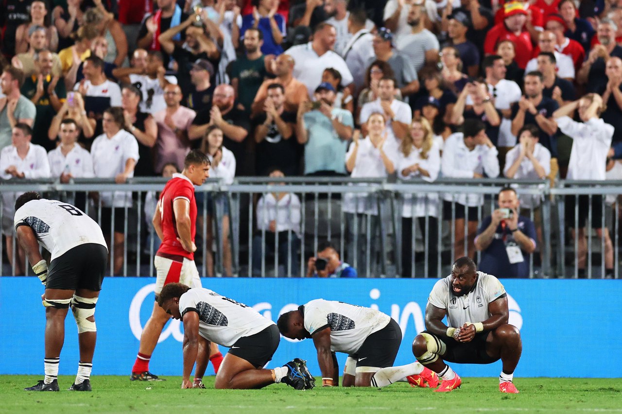 РАЗОЧАРАНИ СОПСТВЕНИМ УЧИНКОМ: рагбисти Фиџија после окршаја са Велсом. ФОТО: Getty Images