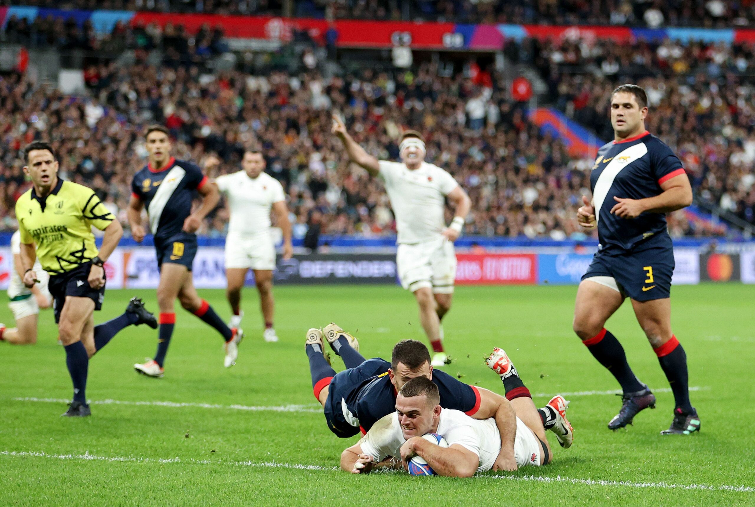 УЗЕЛИ БРОНЗУ: Бен Еарл постиже есеј за Енглезе у окршају са Лос Пумасима. ФОТО: World Rugby/Getty Images