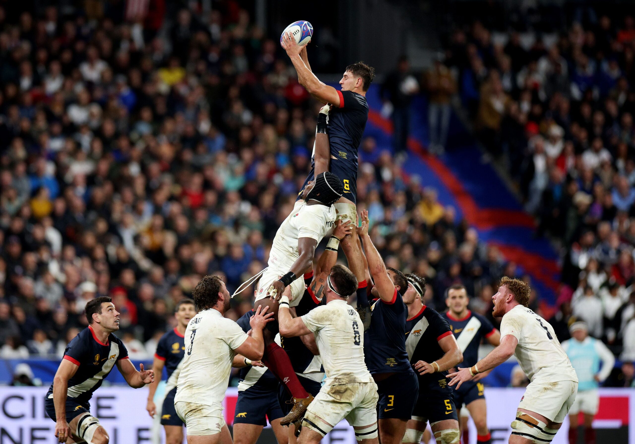 ВАЗДУШНИ ДУЕЛ: Хуан Мартин Гонзалес осваја лопту у ауту против Енглеске: ФОТО: World Rugby/Getty Images