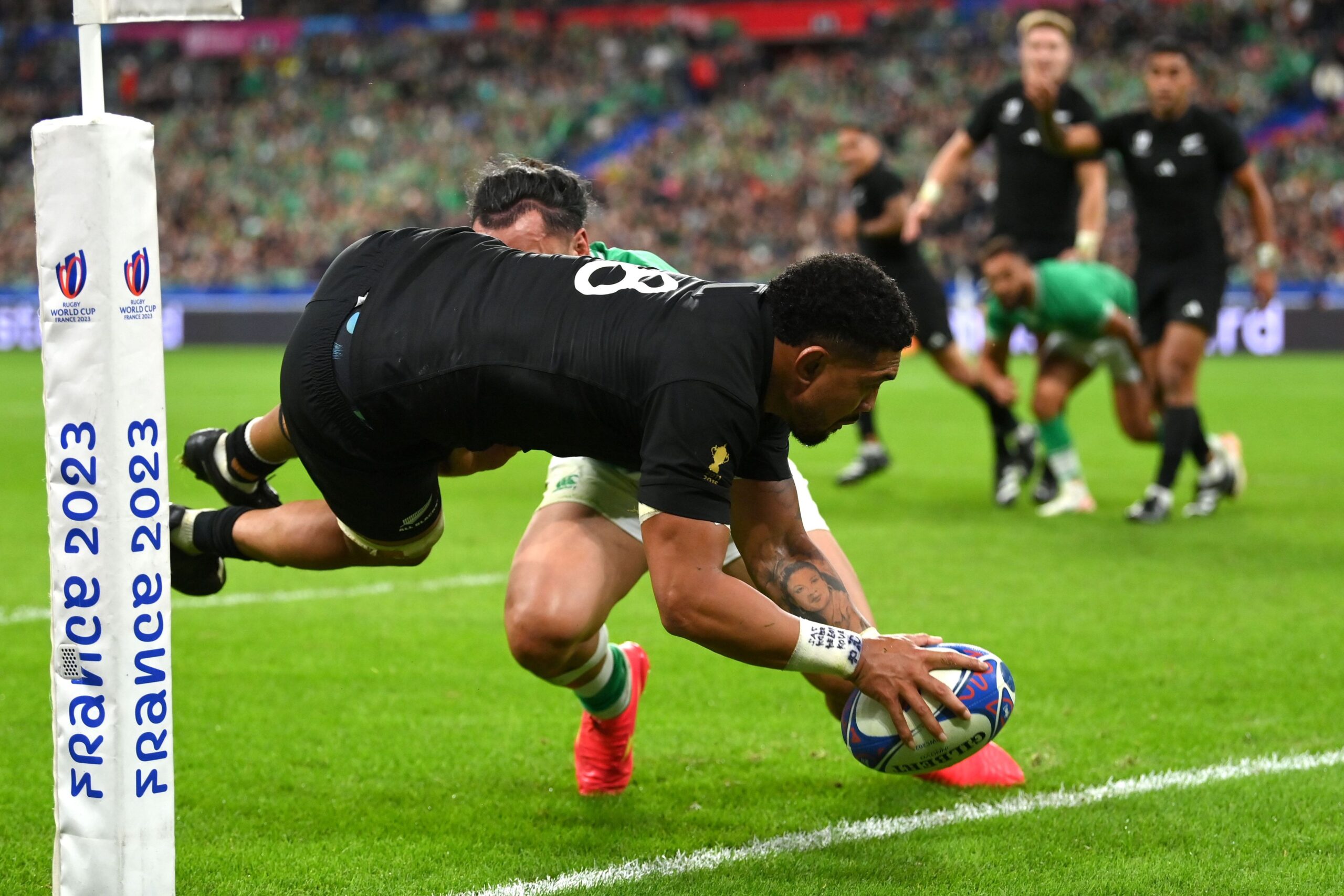 ОДЛИЧАН: Арди Савеа постиже есеј против Ирске. ФОТО: World Rugby/Getty Images