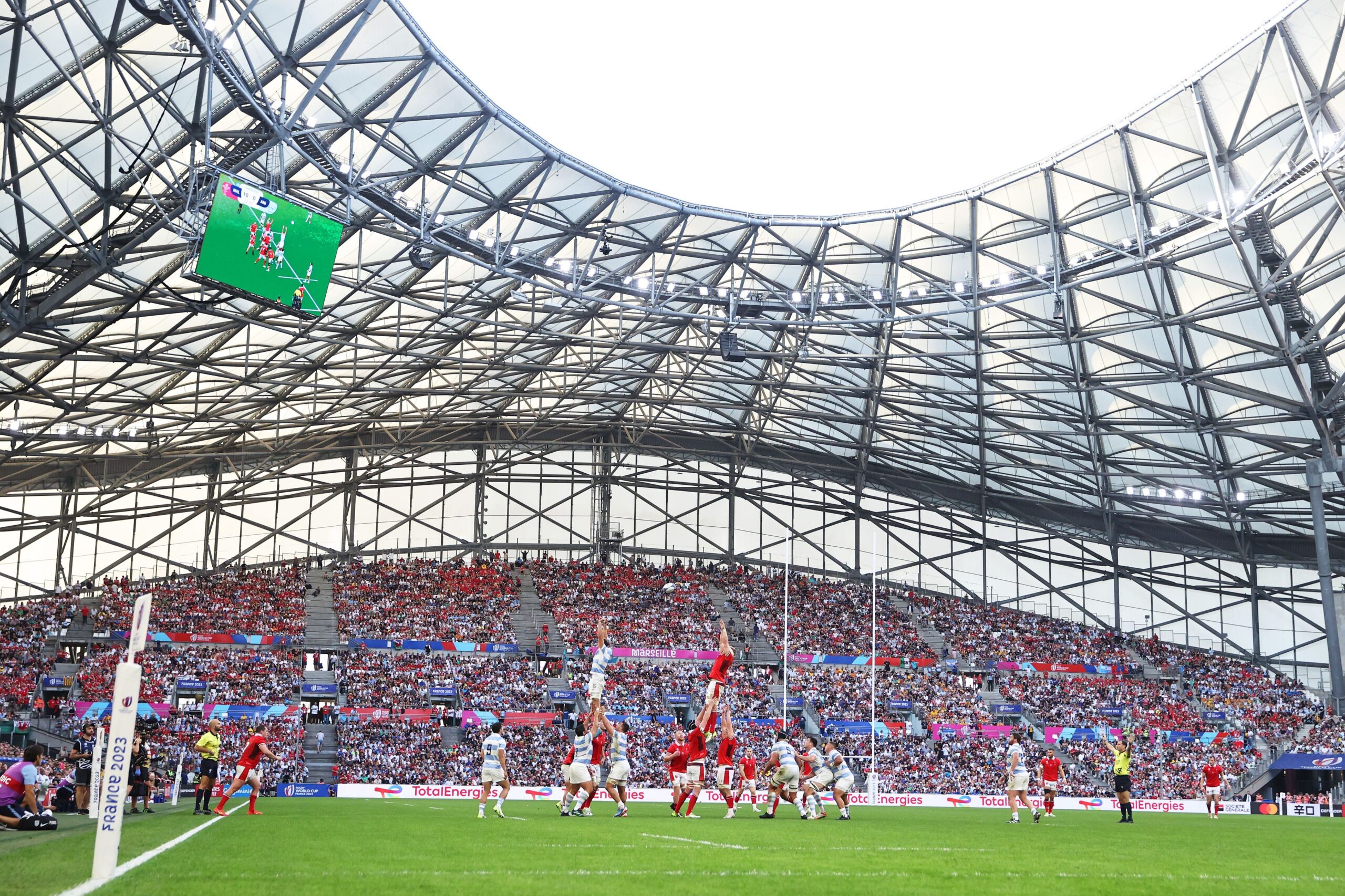 ДЕТАЉ СА МЕЧА НА ВЕЛЕДРОМУ: Велшани и Аргентинци у ваздушном дуелу. ФОТО: World Rugby/Getty Images