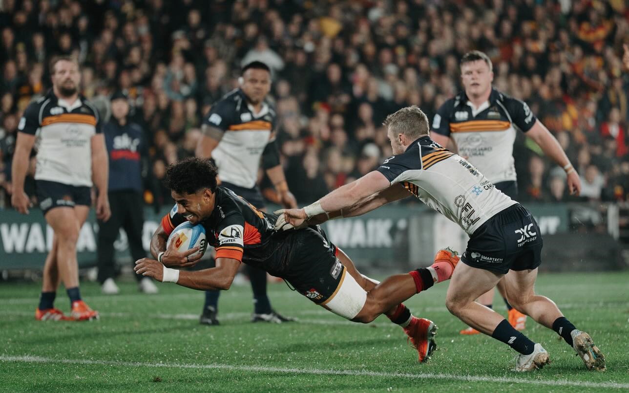 СТРЕЛАЦ ДВА ЕСЕЈА: Емони Нарава полаже против Брамбиса. ФОТО: Chiefs Rugby